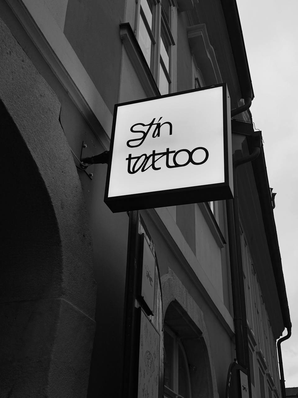 STIN — tetovací studio Praha 1, Malá Strana (exteriér / sign)